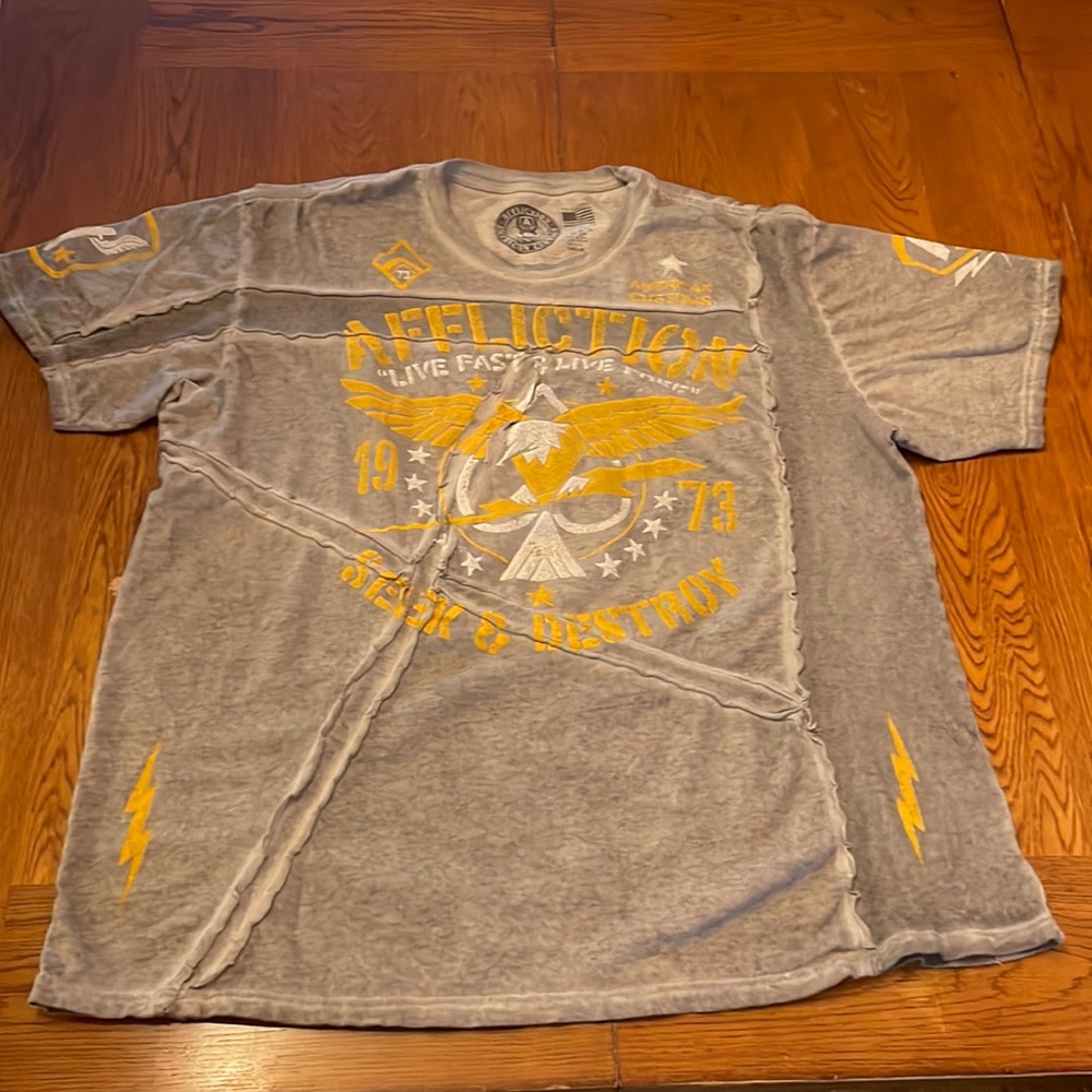 Mens 3 xl Affliction shirt with yellow and white features.